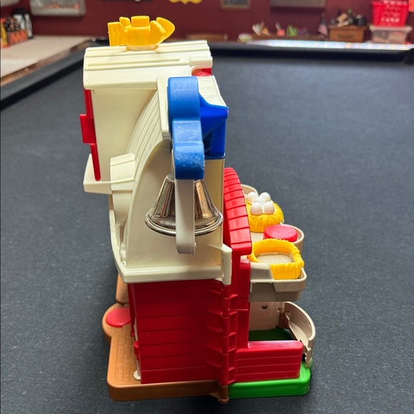 Fisher-Price Little People Caring For Animals Farm playset - Picture 10 of 11